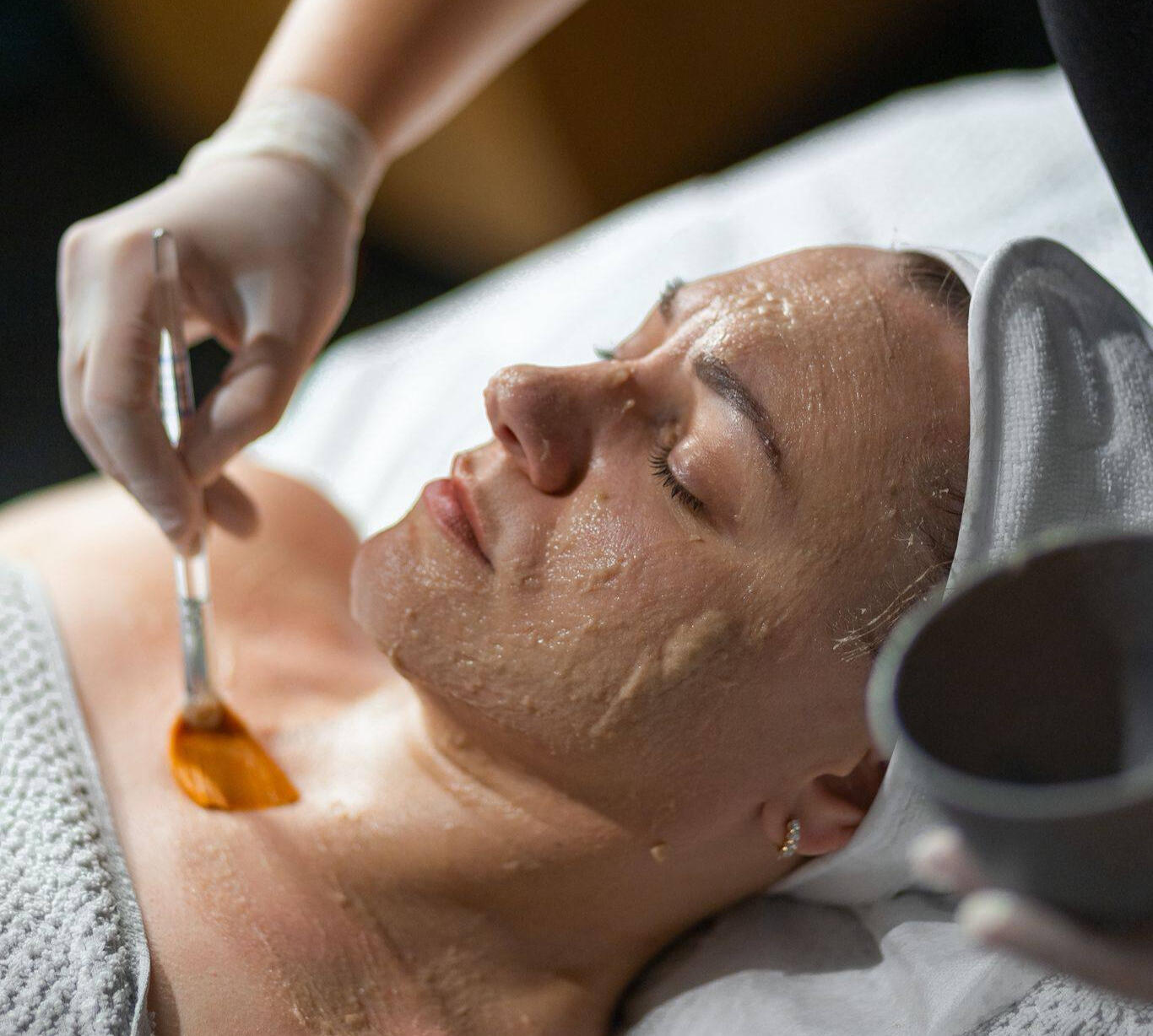 Tiefenreinigung, Aqua Facial, Glow und Anti-Age Treatments, RF-Lifting, Hydration und individuelle Hautpflege für strahlende und gesunde Haut.