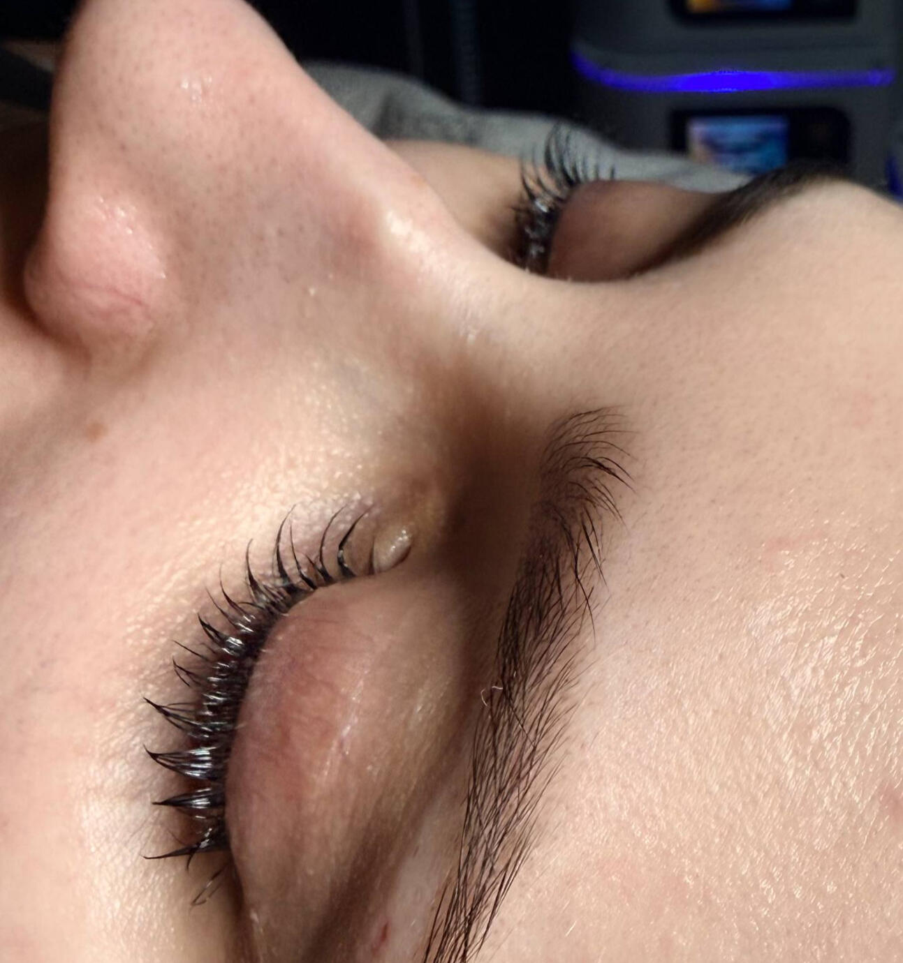 Augenbrauen und Wimpern Styling